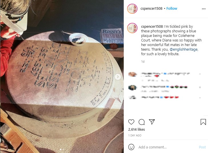 製作中のダイアナ妃のブルー・プラーク（画像は『Charles Spencer　2021年4月1日付Instagram「I’m tickled pink by these photographs showing a blue plaque being made for Coleherne Court, where Diana was so happy with her wonderful flat mates in her late teens.」』のスクリーンショット）