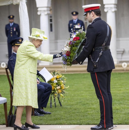 王宮外での公務は5か月ぶりだった女王（画像は『The Royal Family　2021年3月31日付Instagram「Today The Queen viewed some of 1,300 names of Royal Australian Air Force personnel who have lost their lives in service of their country at the Air Forces Memorial at Runnymede.」』のスクリーンショット）