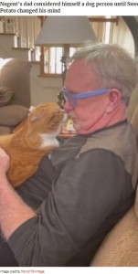 キスをする？　スイート・ポテト（画像は『Bored Panda　2021年4月14日付「Cat Refuses To Leave The Side Of His Grandpa Who’s Fighting Cancer」（Image credits: french75vintage）』のスクリーンショット）