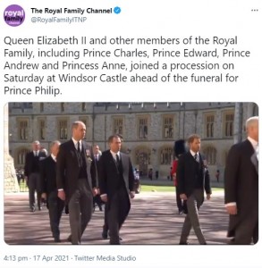 ウィリアム王子とヘンリー王子、従兄を挟んで3人で歩く（画像は『The Royal Family Channel　2021年4月17日付Twitter「Queen Elizabeth II and other members of the Royal Family, including Prince Charles, Prince Edward, Prince Andrew and Princess Anne, joined a procession on Saturday at Windsor Castle ahead of the funeral for Prince Philip.」』のスクリーンショット）