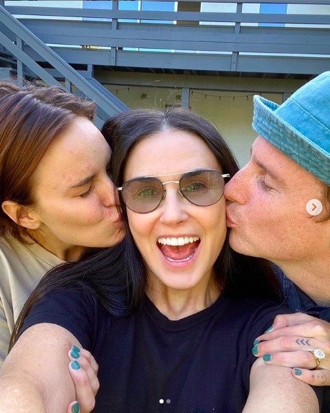 三女＆婚約者のキスを受けるデミ・ムーア（画像は『Demi Moore　2021年5月5日付Instagram「Congrats to my baby girl and her adorable beloved on their engagement!」』のスクリーンショット）