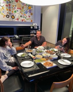 空いている席に「悲しくなる」と同情の声が相次ぐ（画像は『Alex Rodriguez　2021年5月13日付Instagram「Din din with my girls!」』のスクリーンショット）