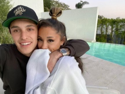 婚約者ダルトンさんとついに結婚したアリアナ（画像は『Ariana Grande　2020年6月26日付Instagram「almost 27」』のスクリーンショット）