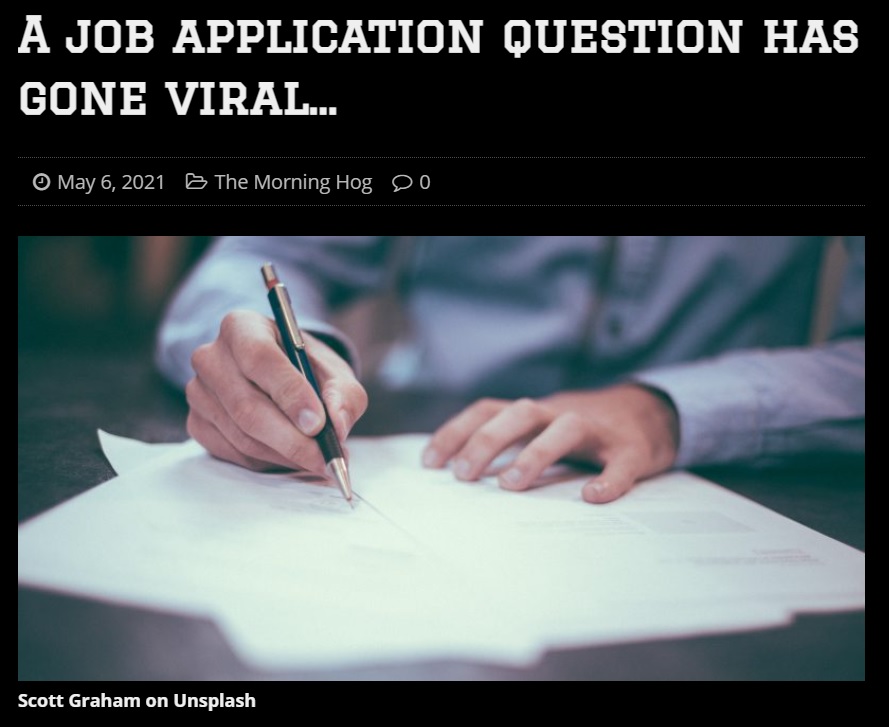 エントリーシートに予想外の質問が（画像は『95.7 The Hog　2021年5月6日付「A job application question has gone viral…」（Scott Graham on Unsplash）』のスクリーンショット）