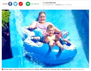 自身が鯨に見えたという女性（画像は『Mirror　2016年10月1日付「Horrified mum sheds almost four stone after seeing holiday waterslide photo that made her ‘look like a whale’」（Image: PA Real Lives）』のスクリーンショット）