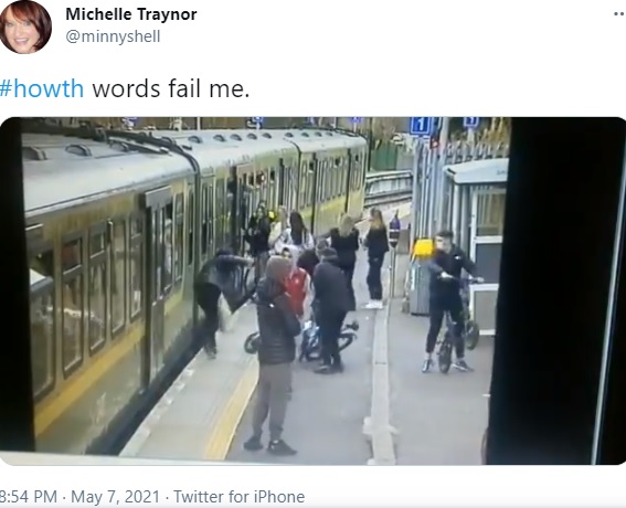 10代の女性が転落する瞬間（画像は『Michelle Traynor　2021年5月7日付Twitter「＃howth words fail me.」』のスクリーンショット）