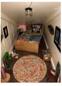 ブライアンさんの技術が光る、完璧な部屋（画像は『The Dodo　2021年4月24日付「Guy Transforms Space Behind Wall Into Bedroom For His Cat」（BRYAN DAVIES）』のスクリーンショット）