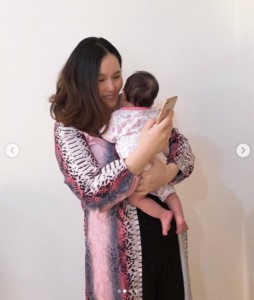 愛娘“バブ子”を抱っこする平野ノラ（画像は『平野ノラ Nora Hirano　2021年4月30日付Instagram「やっぴ～！」』のスクリーンショット）