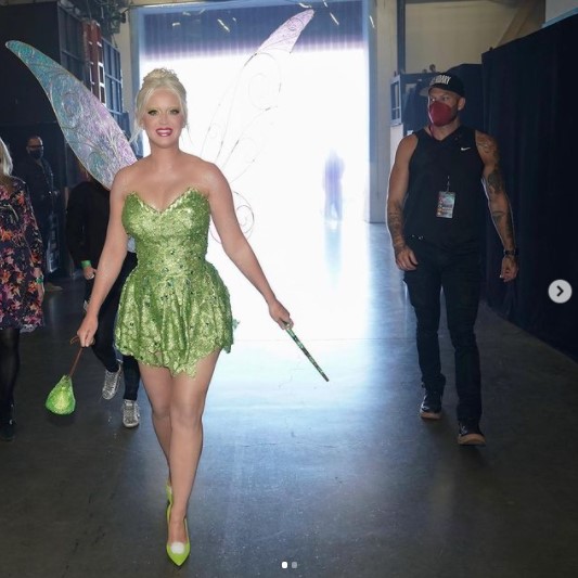 ティンカー・ベルに扮してバックステージを歩くケイティ（画像は『KATY PERRY　2021年5月2日付Instagram「TINK fast - halfway through the Top 10 of ＃AmericanIdol.」』のスクリーンショット）