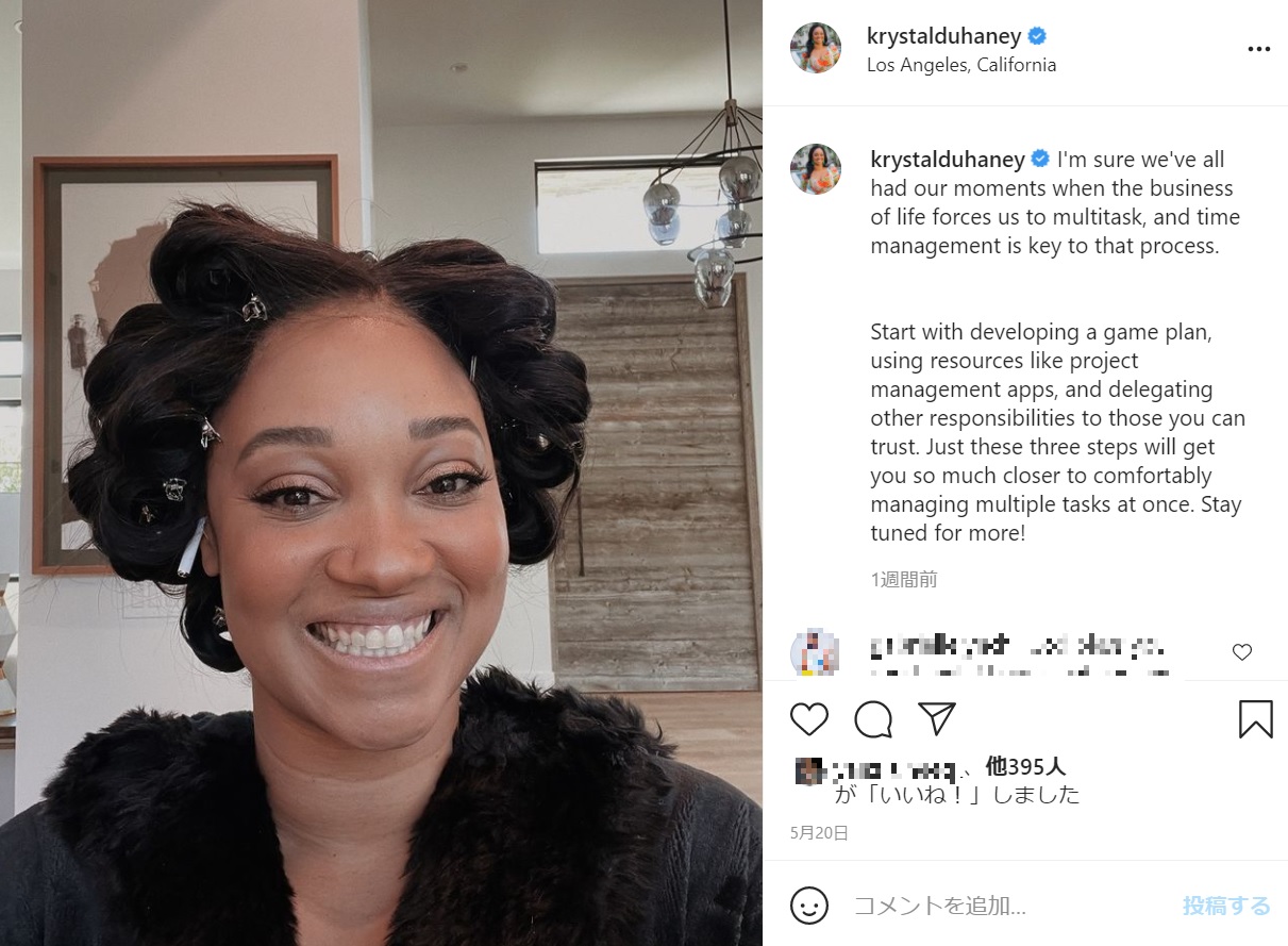 生活に苦しむ子育て世代を応援するクリスタルさん（画像は『Krystal Duhaney ・ Mompreneur　2021年5月20日付Instagram「I’m sure we’ve all had our moments when the business of life forces us to multitask, and time management is key to that process.」』のスクリーンショット）