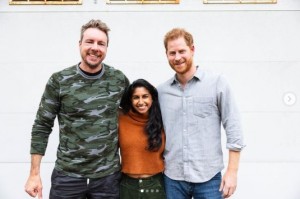 ダックス・シェパードとモニカ・パドマン、ヘンリー王子（画像は『Armchair Expert Podcast　2021年5月13日付Instagram「Prince Harry Duke of Sussex sits down in the attic today to charm our pants off with his intellect, wit and thoughtful stance on approaching mental wellness.」』のスクリーンショット）