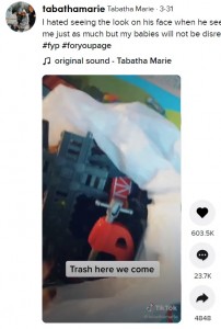 おもちゃを全てゴミ袋に入れていったタバサさん（画像は『Tabatha Marie　2021年3月31日付TikTok「I hated seeing the look on his face when he seen his room.」』のスクリーンショット）