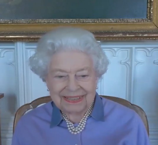 6日にオンライン公務を行ったエリザベス女王（画像は『The Royal Family　2021年5月10日付Instagram「The Queen’s memories of achieving a Life Saving Award with the Royal Life Saving Society in 1941, aged 14.」』のスクリーンショット）