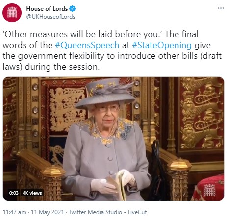 国会開会式で恒例の演説を行ったエリザベス女王（画像は『House of Lords　2021年5月11日付Twitter「‘Other measures will be laid before you.’」』のスクリーンショット）