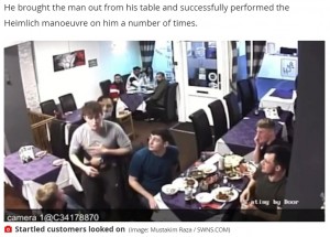 息ができずに苦しんでいたジェイクさん（画像は『Mirror　2021年5月27日付「Incredible moment waiter at restaurant filmed saving customer choking on chicken」（Image: Mustakim Raza / SWNS.COM）』のスクリーンショット）