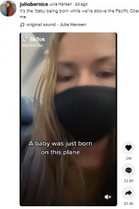 機内の様子を説明するジュリアさん（『Julia Hansen　2021年4月30日付TikTok「It’s the ‘baby being born while we’re above the Pacific Ocean’ for me」』のスクリーンショット）