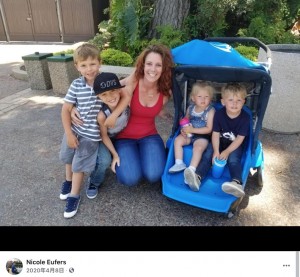 ニコルさんと子供たち（画像は『Nicole Eufers　2020年4月8日付Facebook』のスクリーンショット）