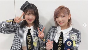 AKB48の村山彩希と岡田奈々（画像は『AKB48　2021年3月24日付Instagram「日本テレビPremium Music 2021」』のスクリーンショット）