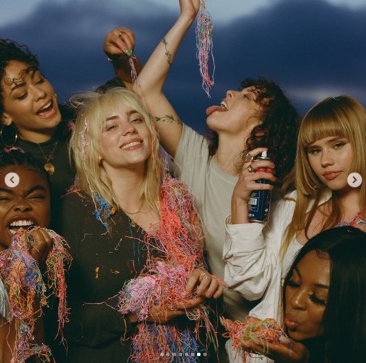 ビリーが「クィアベイティング」で注目集めか？（画像は『BILLIE EILISH　2021年6月10日付Instagram「i love girls」』のスクリーンショット）