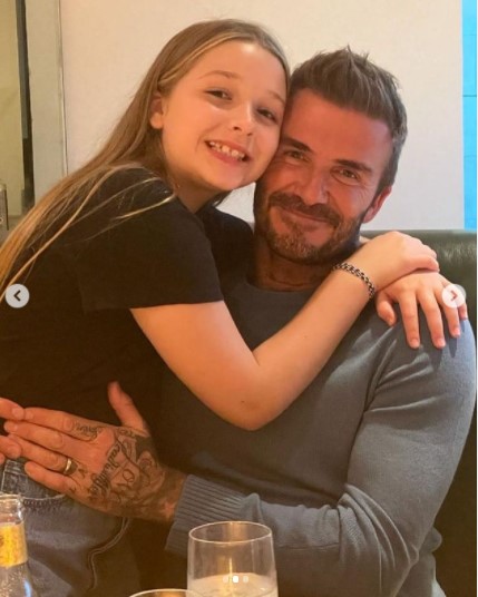ハーパーちゃんとデヴィッド（画像は『Victoria Beckham　2021年6月20日付Instagram「＠davidbeckham the most loved daddy!」』のスクリーンショット）