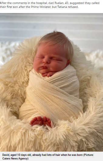 生後10日のデイヴィッド君（画像は『Metro　2021年6月21日付「Baby born with full head of blond hair looks like a mini Boris Johnson」（Picture: Caters News Agency）』のスクリーンショット）