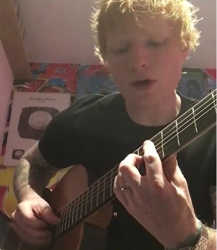 新曲のMVティーザーを披露したエド（画像は『Ed Sheeran　2021年6月15日付Instagram「Pre-save Bad Habits before release and you could win a vid of me playing a song dedicated to you or a friend x （link in bio）」』のスクリーンショット）