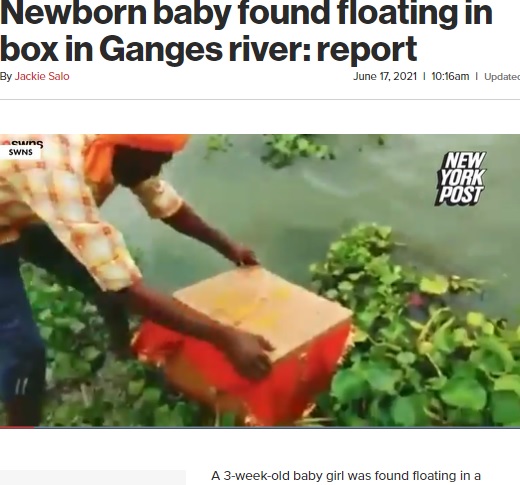 川に浮く木箱を見つけた男性（画像は『New York Post　2021年6月17日付「Newborn baby found floating in box in Ganges river: report」』のスクリーンショット）