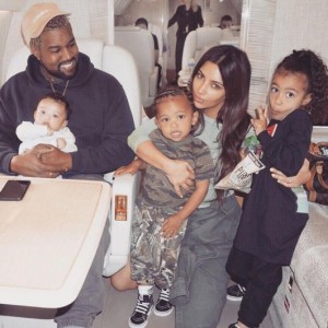 カニエの誕生日にキムが投稿した家族写真（画像は『Kim Kardashian West　2021年6月8日付Instagram「Happy Birthday Love U for Life!」』のスクリーンショット）
