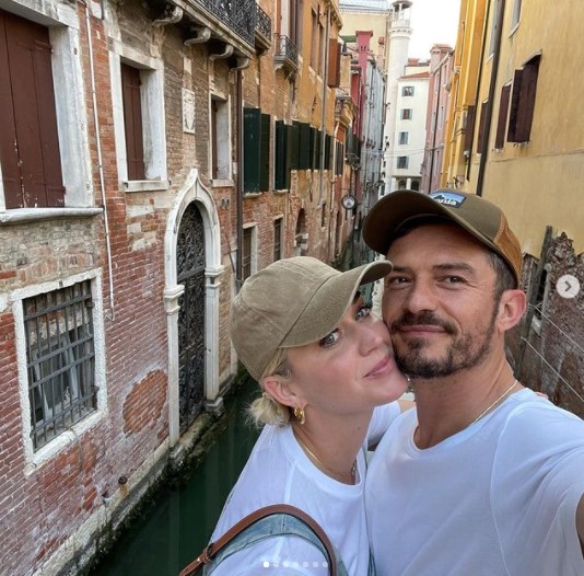 ベネチアで休暇を過ごすケイティとオーランド（画像は『Orlando Bloom　2021年6月16日付Instagram「dump and a kiss under the bridge for good luck」』のスクリーンショット）