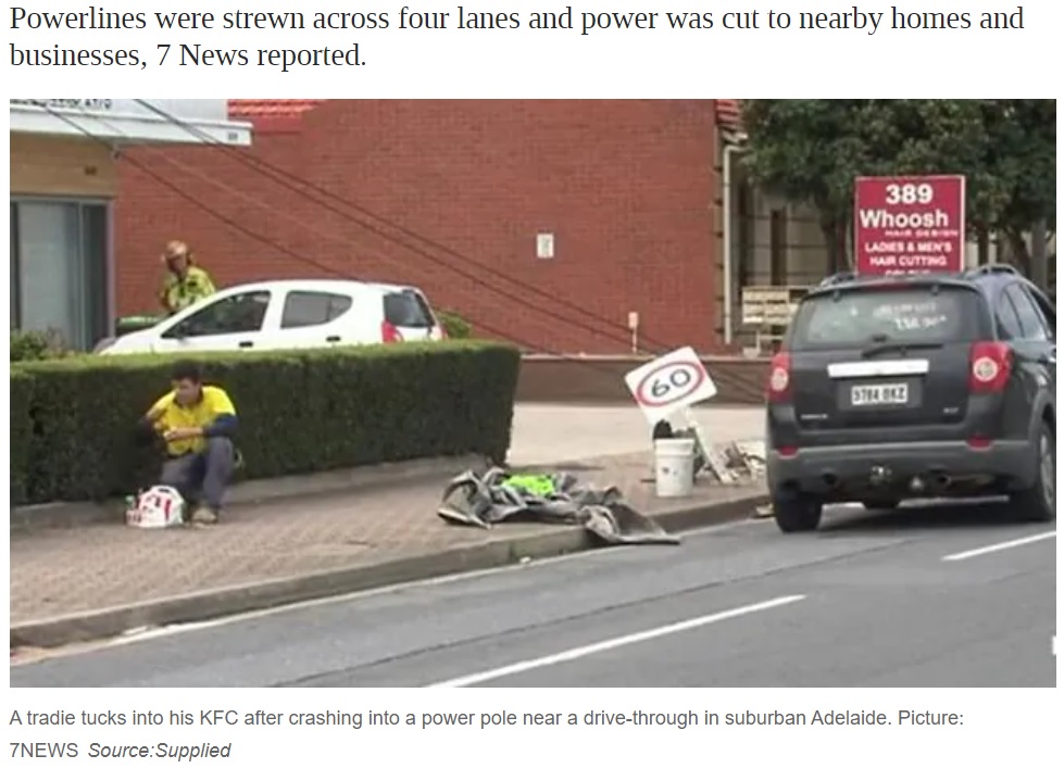 事故現場のそばでチキンを食べ始めた男性（画像は『news.com.au　2021年6月15日付「KFC Adelaide: Tradie eats chicken on side of road after crash」（Picture: 7NEWS Source:Supplied）』のスクリーンショット）