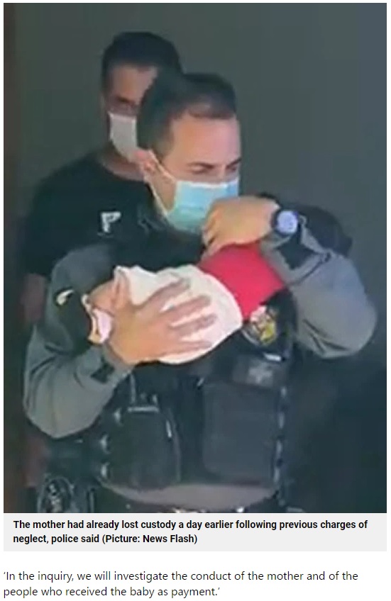 警察官に保護される男児（画像は『Metro　2021年6月12日付「Mum ‘uses two-month-old baby as guarantee on her drug debts’」（Picture: News Flash）』のスクリーンショット）