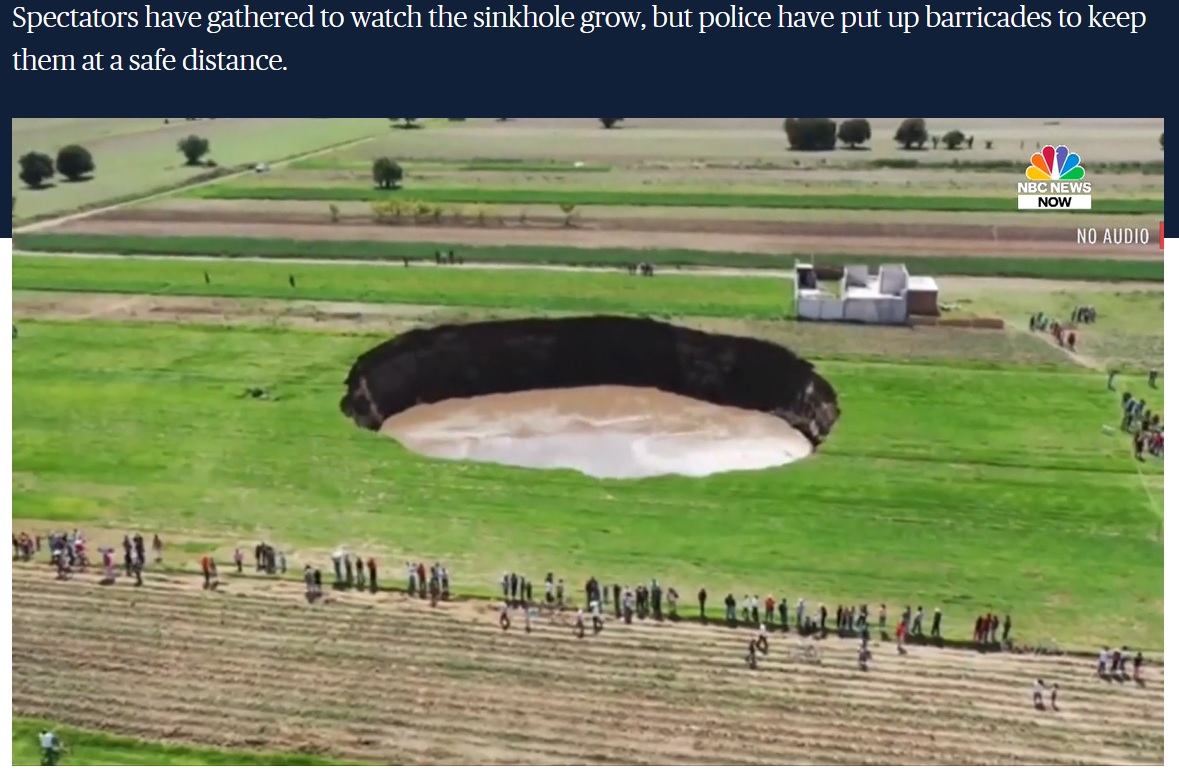 大穴を一目見ようとやってきた地元の人々（画像は『NBC News　2021年6月4日付「Massive sinkhole threatens house in Mexico’s Puebla state」』のスクリーンショット）