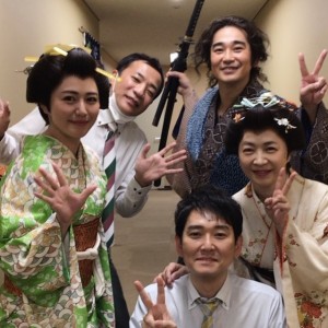 田中美佐子（右中段）とメガネを外した土屋伸之（下）（画像は『田中美佐子　2021年2月11日付Instagram「今日の明治座のゲスト様は」』のスクリーンショット）