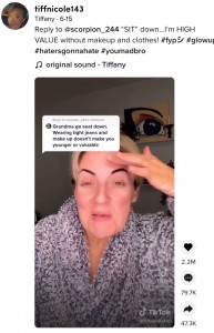 メイク前のティファニーさん（画像は『Tiffany　2021年6月15日付TikTok「Reply to ＠scorpion_244 “SIT” down...」』のスクリーンショット）