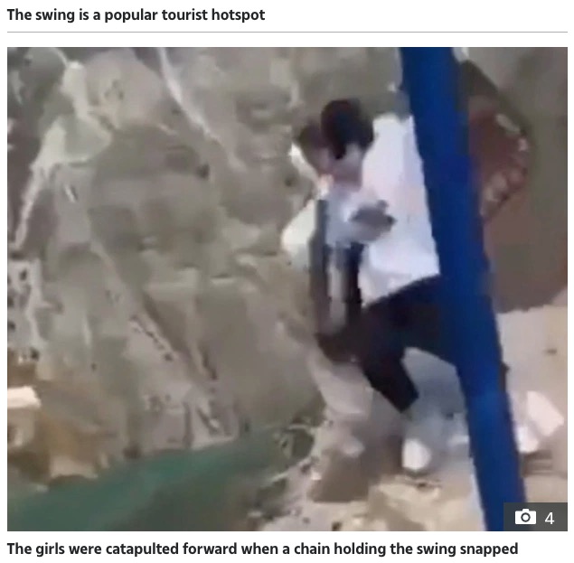 ブランコの鎖が切れて崖下に落下（画像は『The Sun　2021年7月13日付「PLUNGE HORROR Terrifying moment two women fall off swing on the edge of 6000ft cliff when chain snaps ‐ and they SURVIVE」』のスクリーンショット）