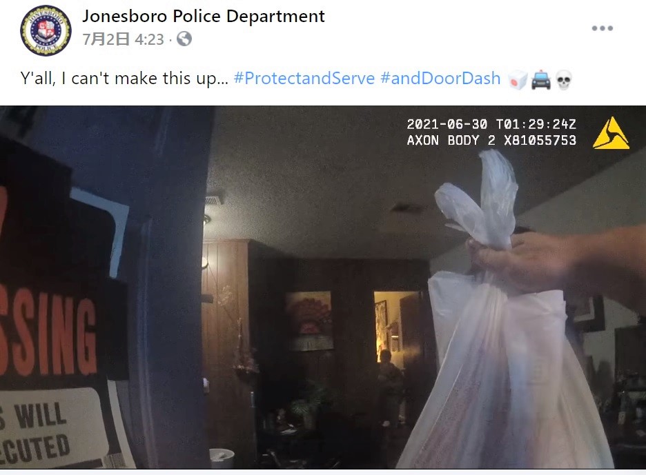 配達員に代わってデリバリーした警察官（画像は『Jonesboro Police Department　2021年7月2日付Facebook「Y’all, I can’t make this up...」』のスクリーンショット）