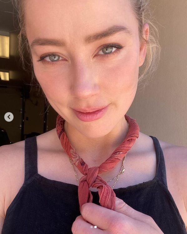 母親になる夢を叶えたアンバー・ハード（画像は『Amber Heard　2021年6月13日付Instagram「I never do selfies」』のスクリーンショット）