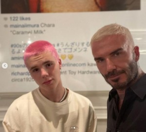 イメージチェンジしたクルスとデヴィッド（画像は『David Beckham　2021年7月15日付Instagram「Sometimes the boys need reminding who did it first in the 90’s」』のスクリーンショット）