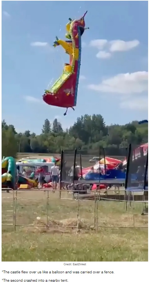 上空9メートルまで舞い上がったエアー遊具（画像は『LADbible　2021年7月12日付「Horrifying Moment Bouncy Castles Come Loose And Fly Off Hurling Children Into The Air」（Credit: East2West）』のスクリーンショット）