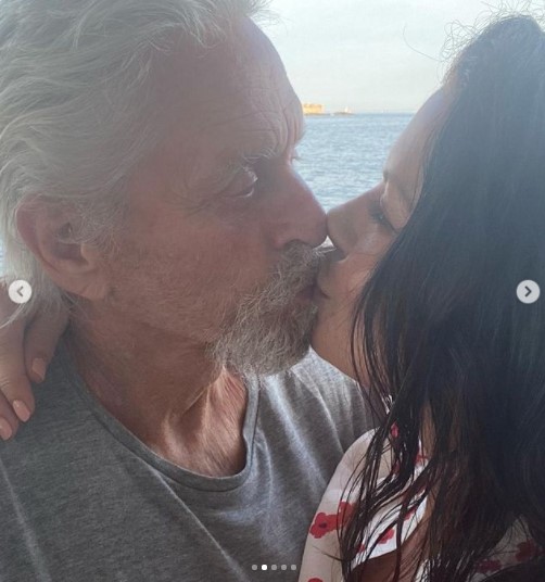 キスを交わす夫妻（画像は『Catherine Zeta-Jones　2021年7月7日付Instagram「When bad selfies happen to good people」』のスクリーンショット）