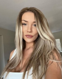 クリッシーからのネットいじめを告発したコートニー・ストッデン（画像は『Courtney Stodden　2021年7月9日付Instagram「Kindness is our prettiest feature」』のスクリーンショット）