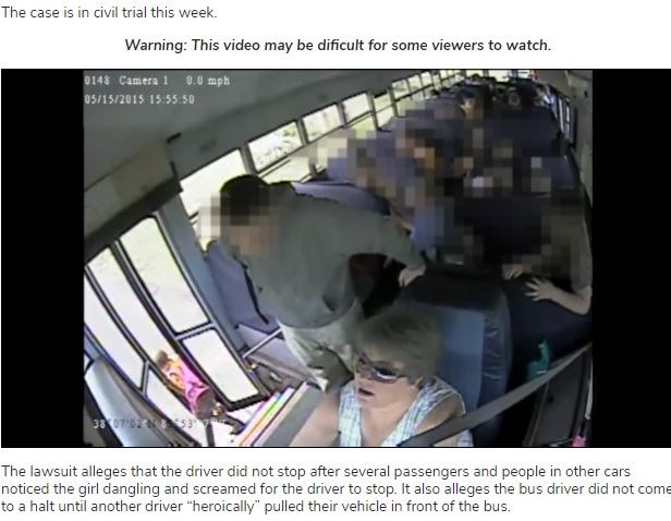 リュックがドアに挟まれた瞬間（画像は『NewsNation Now　2021年7月14日付「Watch: New video shows Kentucky girl’s 2015 dragging by school bus」』のスクリーンショット）