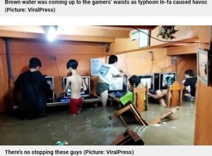 【海外発！Breaking News】「命よりゲーム？」台風で洪水発生もネットカフェでゲームする少年たち（フィリピン）