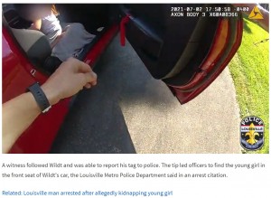 後部座席を開けると恐怖で泣き叫ぶ女児が（画像は『WLKY Channel 32　2021年7月8日付「LMPD body camera video shows 2 officers rescuing kidnapped 6-year-old girl」』のスクリーンショット）