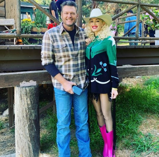 ブレイク・シェルトン＆グウェン・ステファニーがついに結婚（画像は『Gwen Stefani　2020年12月16日付Instagram「＠blakeshelton ＠nbcthevoice ＃county gx」』のスクリーンショット）