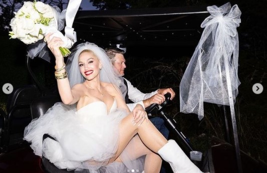 「ヴェラ・ウォン」のウェディングドレスを着るグウェン（画像は『Gwen Stefani　2021年7月6日付Instagram「July 3rd 2021 dreams do come true !!!」』のスクリーンショット）