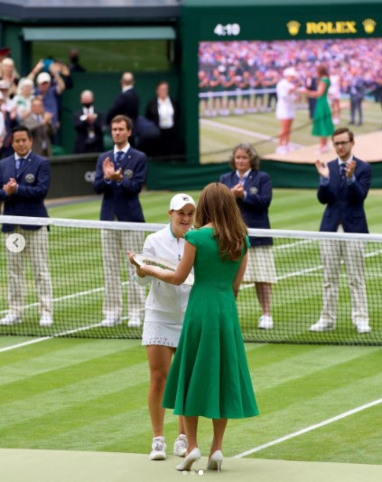 勝利したバーティ選手にトロフィー贈呈するキャサリン妃（画像は『Duke and Duchess of Cambridge　2021年7月10日付Instagram「What an incredible match and performance by both athletes!」』のスクリーンショット）