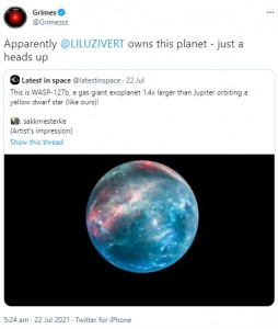 グライムスが共有した惑星WASP-127bの写真（画像は『Grimes　2021年7月22日付Twitter「Apparently ＠LILUZIVERT owns this planet」』のスクリーンショット）