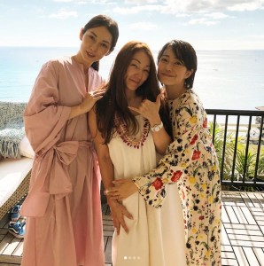 伊東美咲、マキ・コニクソンさん、菅野美穂（画像は『Makikonikson　2018年1月29日付Instagram「今日は美穂ちゃん主催のサプライズがあって、もぅひっくり返るぐらいびっくりしちゃっただよ。」』のスクリーンショット）