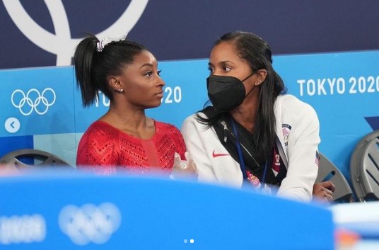 東京五輪でのシモーネ選手とコーチのセシル・ランディ（画像は『Simone Biles　2021年7月30日付Instagram「forever thankful to have such an amazing support system by my side」』のスクリーンショット）